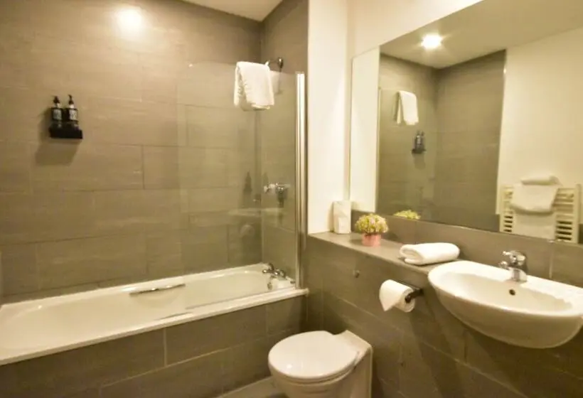 اتاق استاندارد, Royal Hotel Cardiff by Belvilla