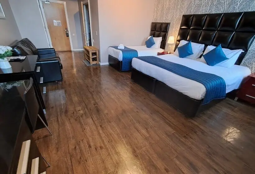 اتاق استاندارد سه نفره, Royal Hotel Cardiff by Belvilla