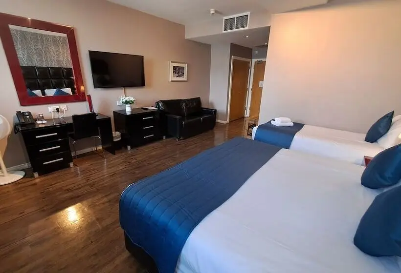 اتاق استاندارد سه نفره, Royal Hotel Cardiff by Belvilla