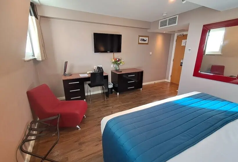 اتاق استاندارد سه نفره, Royal Hotel Cardiff by Belvilla