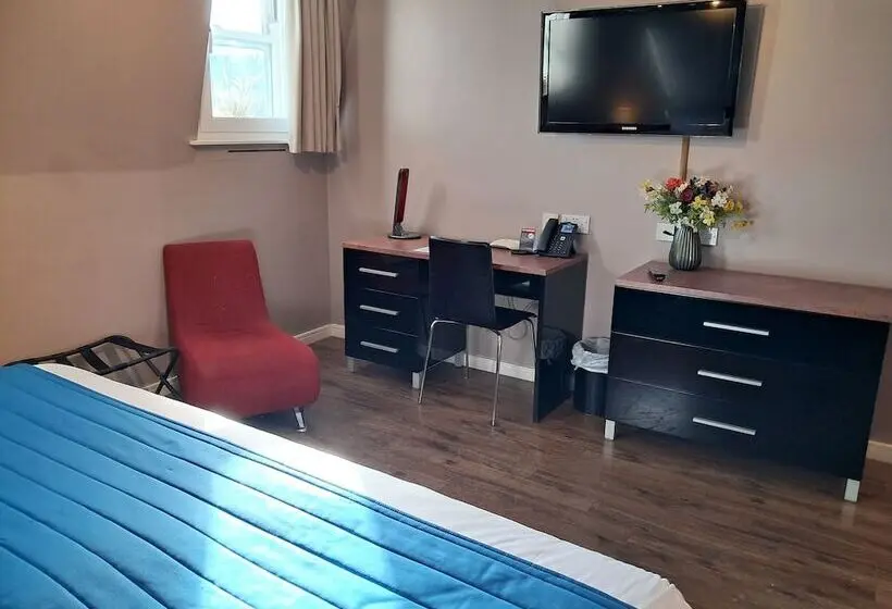 اتاق استاندارد سه نفره, Royal Hotel Cardiff by Belvilla