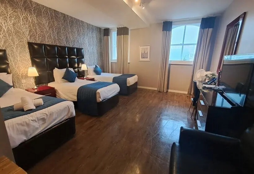 اتاق استاندارد سه نفره, Royal Hotel Cardiff by Belvilla