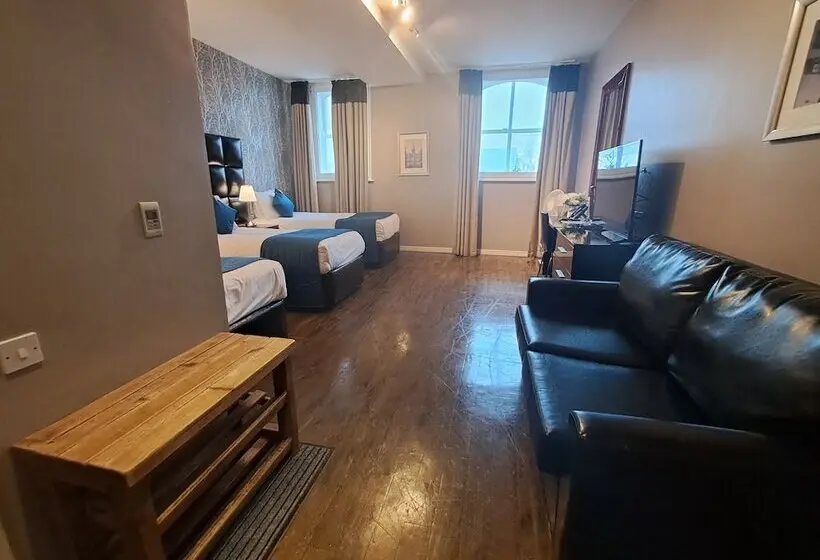 اتاق استاندارد سه نفره, Royal Hotel Cardiff by Belvilla
