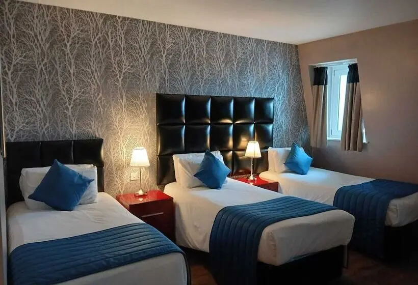 اتاق استاندارد سه نفره, Royal Hotel Cardiff by Belvilla