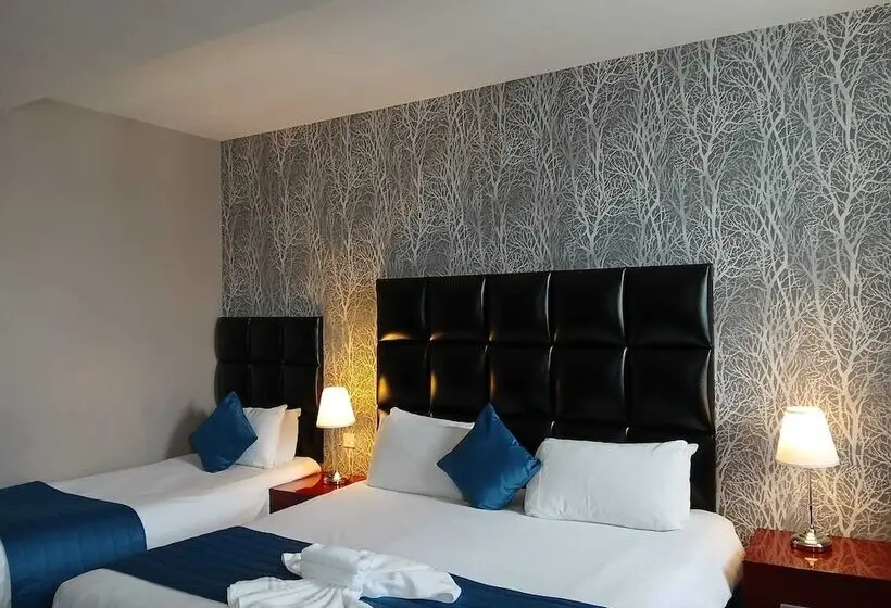 اتاق استاندارد سه نفره, Royal Hotel Cardiff by Belvilla