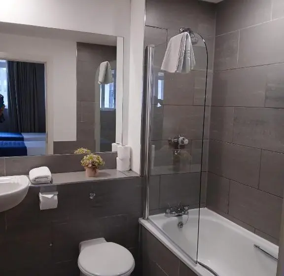 اتاق سوپریور با تخت بزرگ, Royal Hotel Cardiff by Belvilla