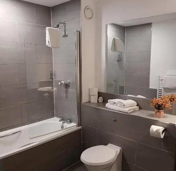 اتاق سوپریور با تخت بزرگ, Royal Hotel Cardiff by Belvilla