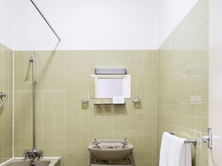 四人标准间, The Columbia