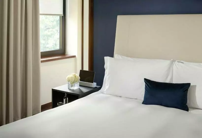 スタンダードルーム, Como The Halkin
