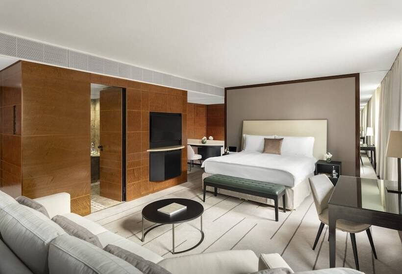 标准工作室, Como The Halkin
