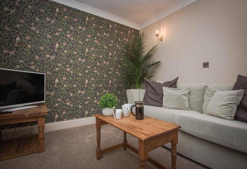 جناح, Flackley Ash Country House