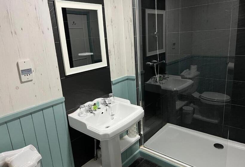 חדר משפחתי, South Lawn