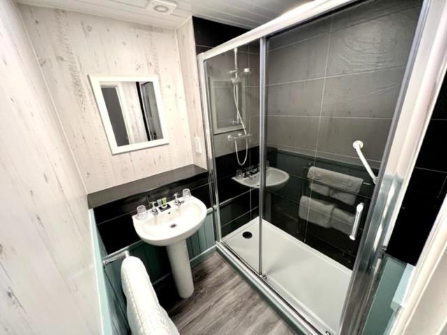 חדר משפחתי, South Lawn