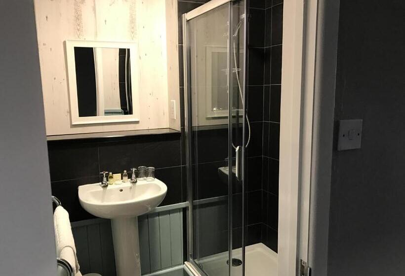 חדר משפחתי, South Lawn