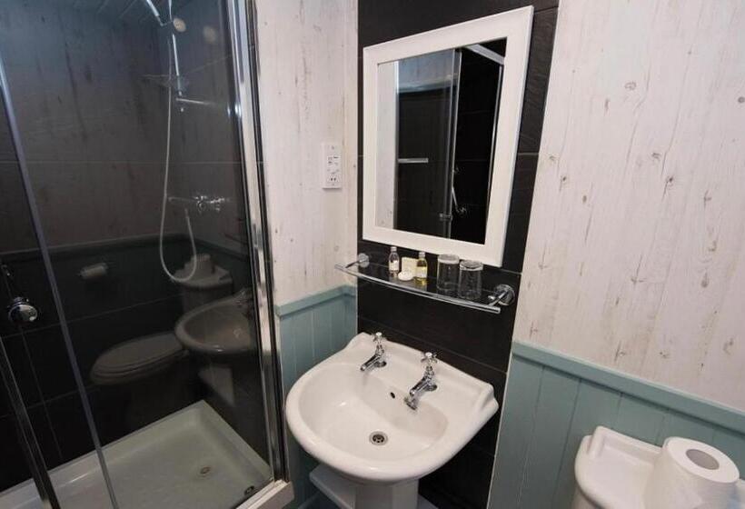 חדר משפחתי, South Lawn