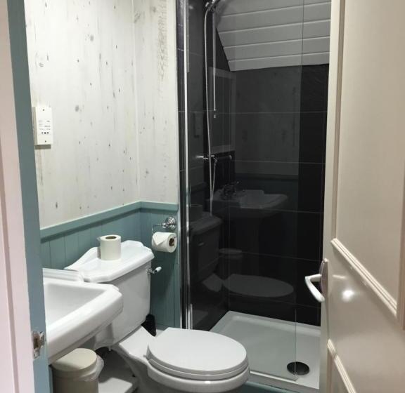 חדר משפחתי, South Lawn