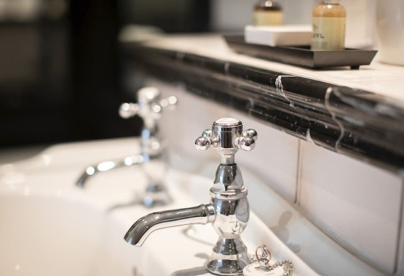 غرفة قياسية, The Dower House