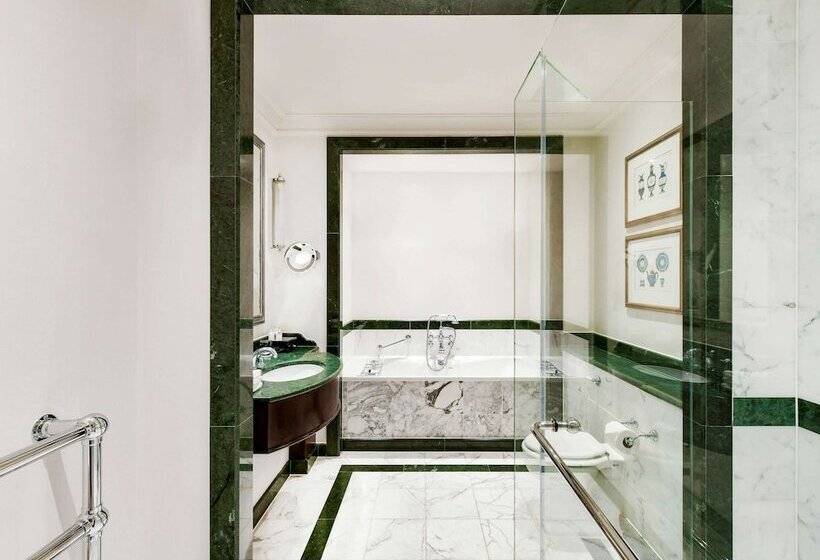 주니어 스위트, The Savoy