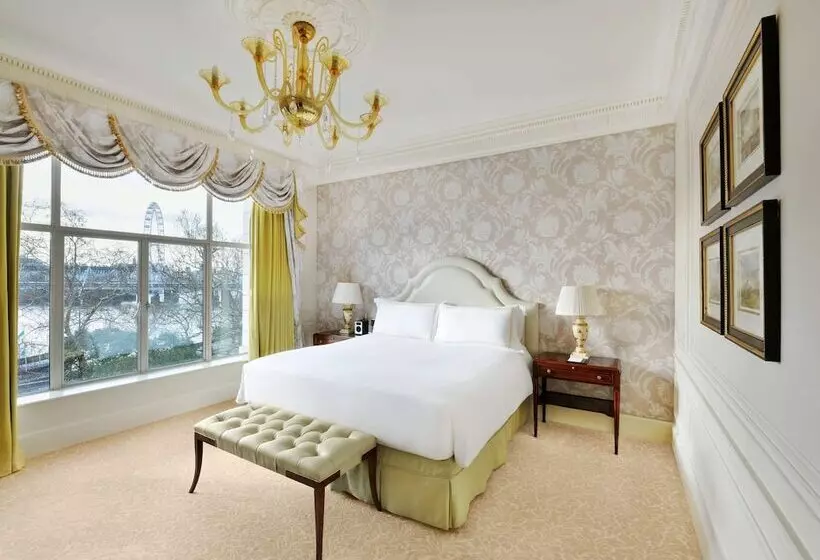 Junior suite with river view, The Savoy