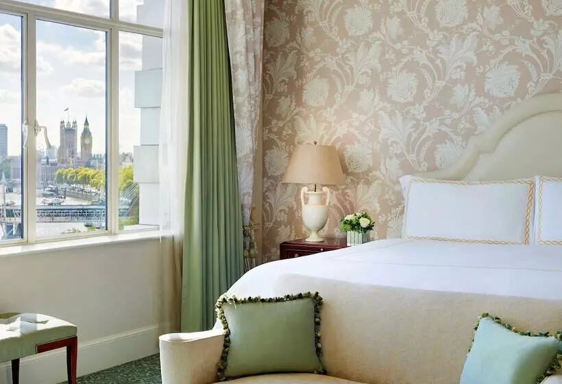 Junior suite with river view, The Savoy