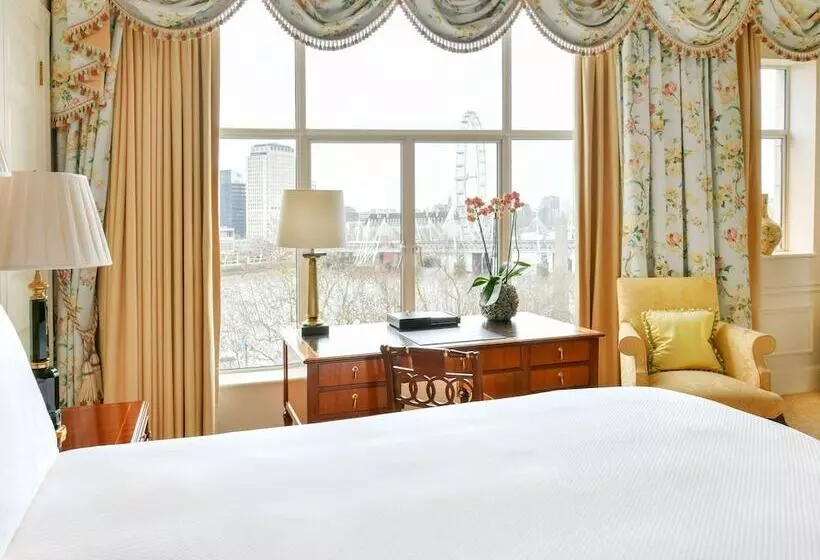 Junior suite with river view, The Savoy