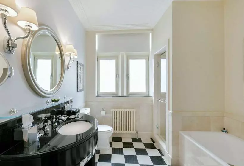 Junior suite with river view, The Savoy