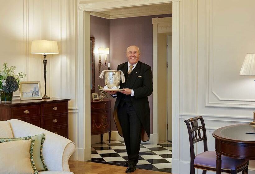 带河湖景观的套房, The Savoy