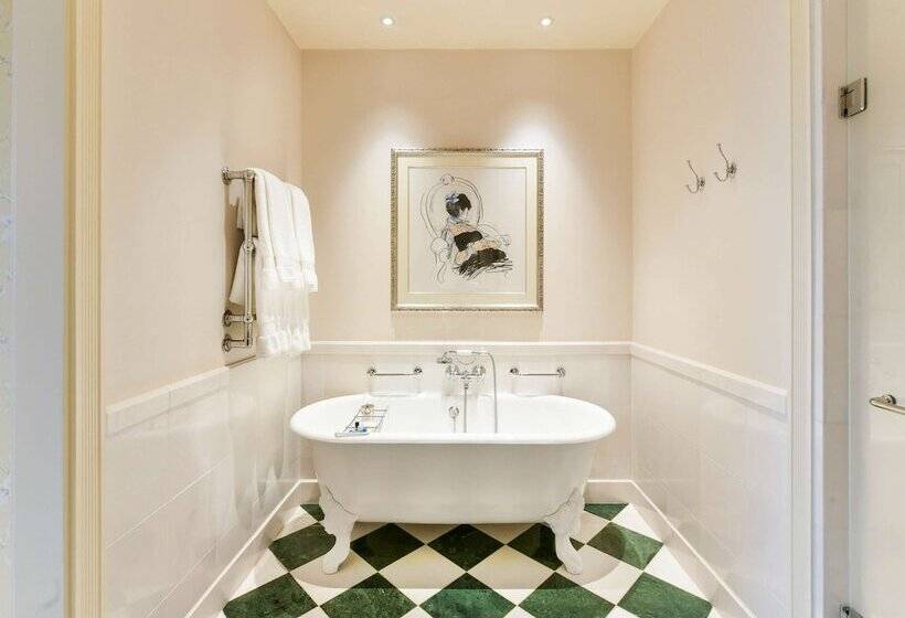 带河湖景观的套房, The Savoy