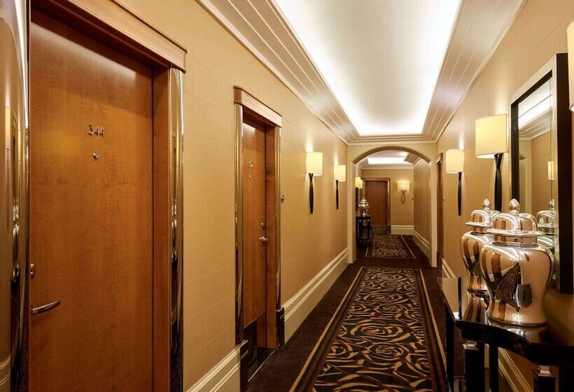 Люкс Вид на Реку, The Savoy