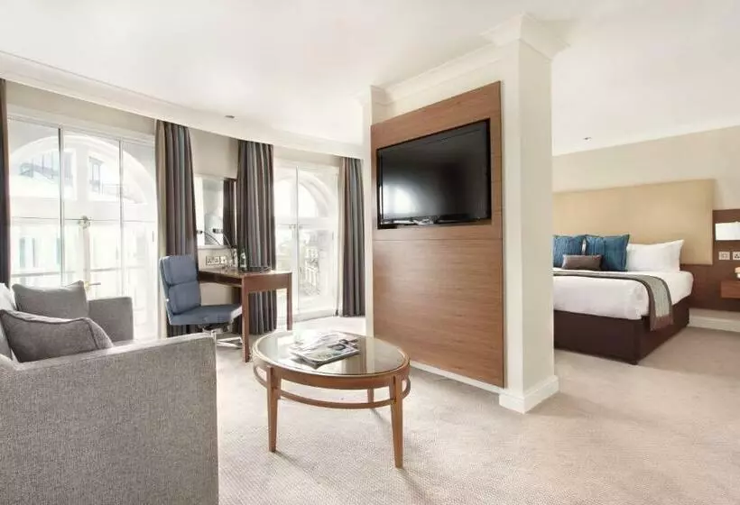 جناح جونيور, Thistle London Piccadilly