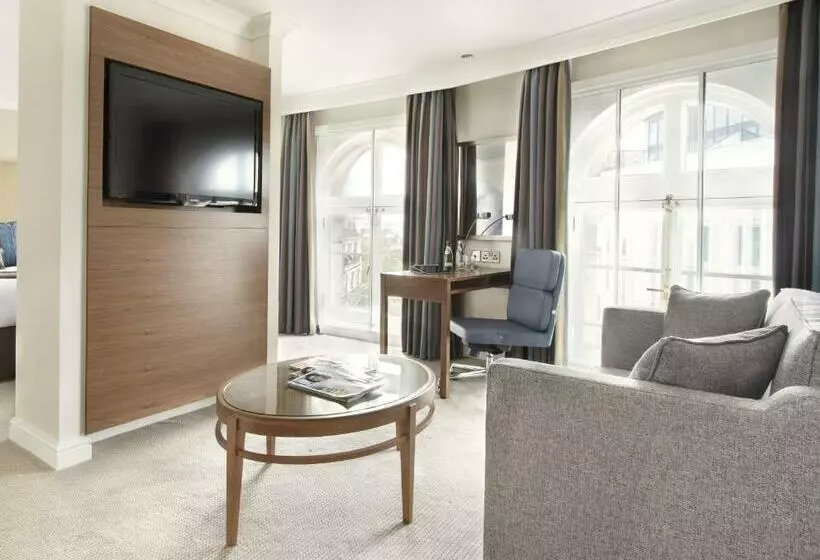 جناح جونيور, Thistle London Piccadilly