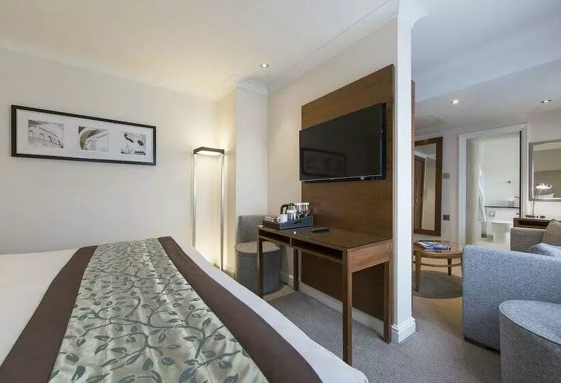 جناح جونيور, Thistle London Piccadilly