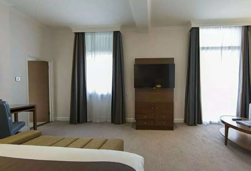 جناح جونيور, Thistle London Piccadilly