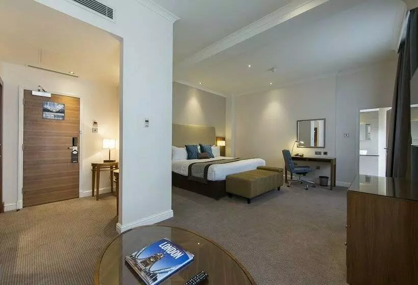 جناح جونيور, Thistle London Piccadilly