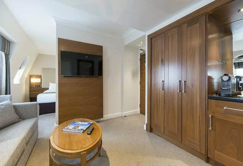 جناح جونيور, Thistle London Piccadilly