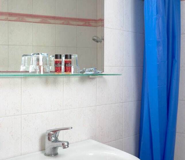 חדר סטנדרט לשלושה, Als