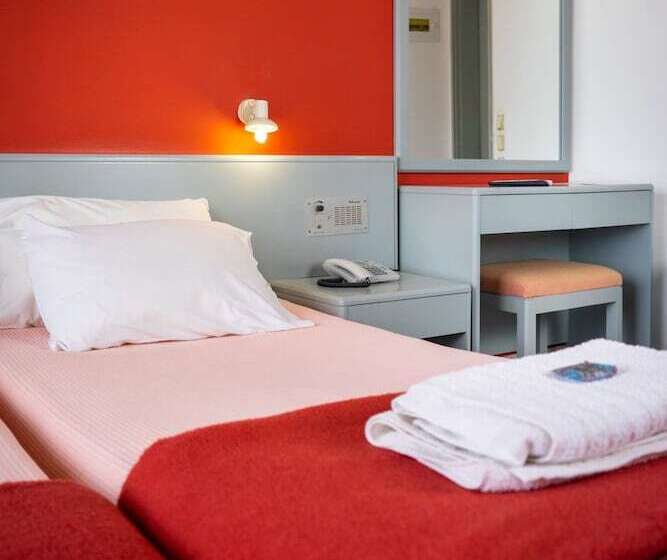 חדר סטנדרט לשלושה, Als