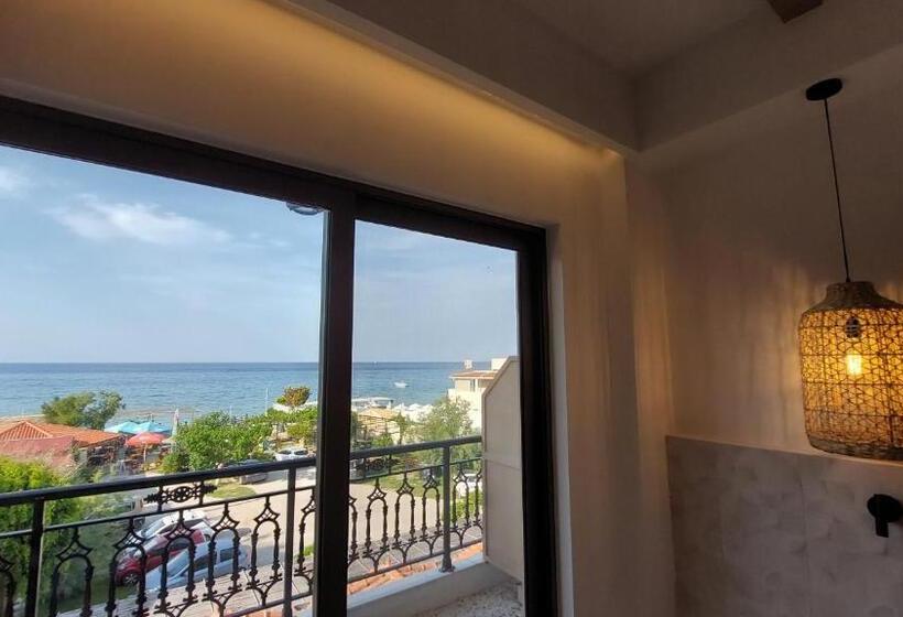 اتاق لوکس با چشمانداز دریا, Anetis