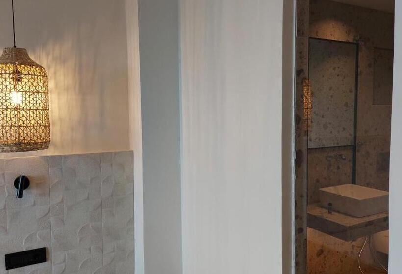 اتاق لوکس با چشمانداز دریا, Anetis