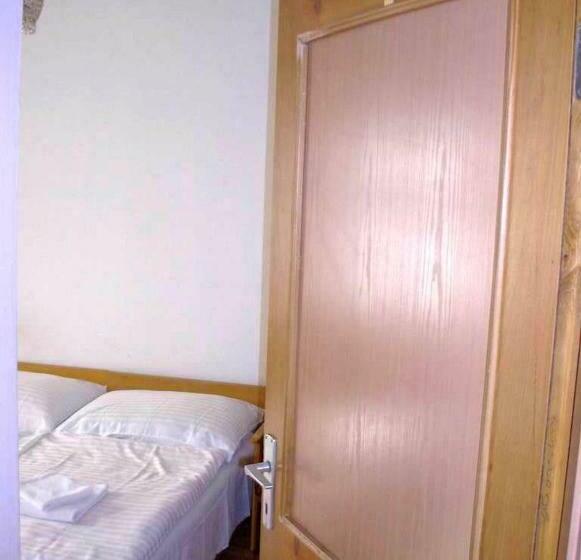 غرفة قياسية ثلاثية, Corvin Panzio