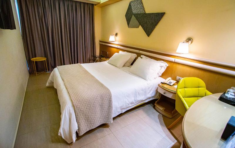 이코노미 룸, Emmantina