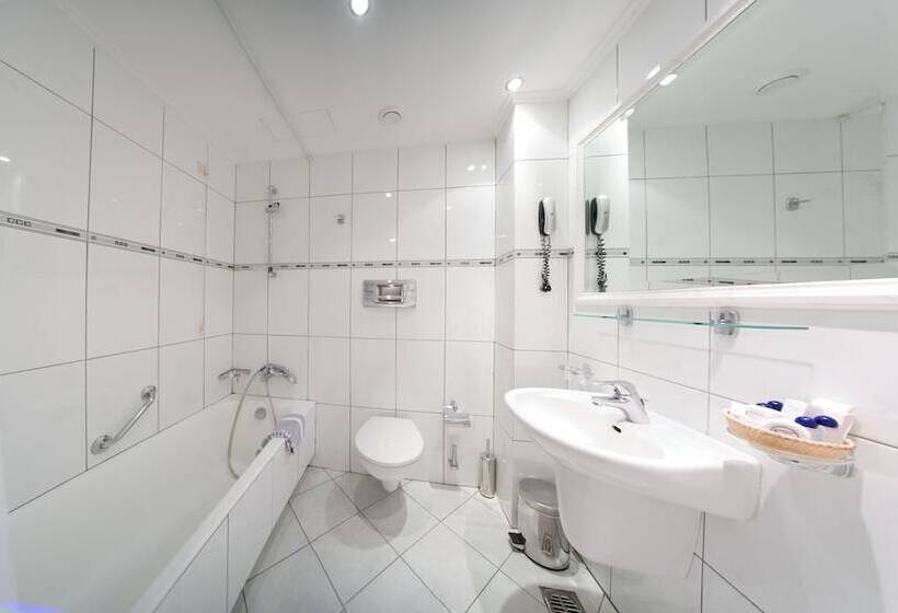 이코노미 룸, Emmantina