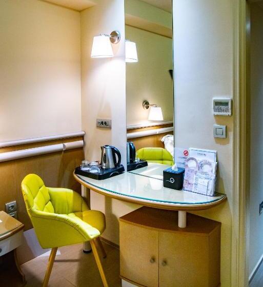 이코노미 룸, Emmantina