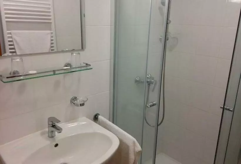 Standard Kolmen Hengen Huone, István Király Szálló