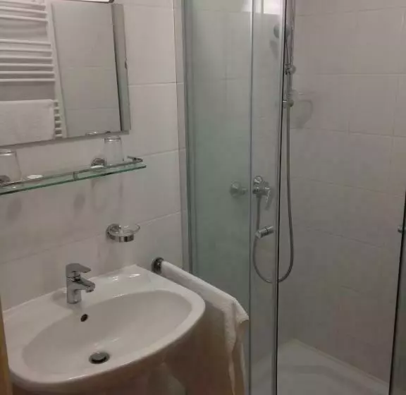 Standard Kolmen Hengen Huone, István Király Szálló