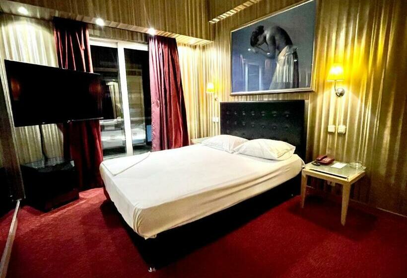 Номер Стандарт Вид на Море, Kreoli