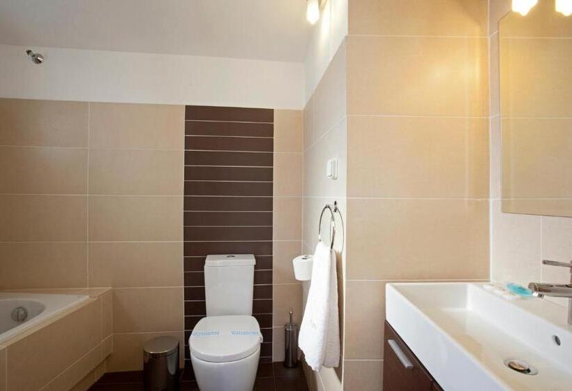 패밀리 룸, Metropolis