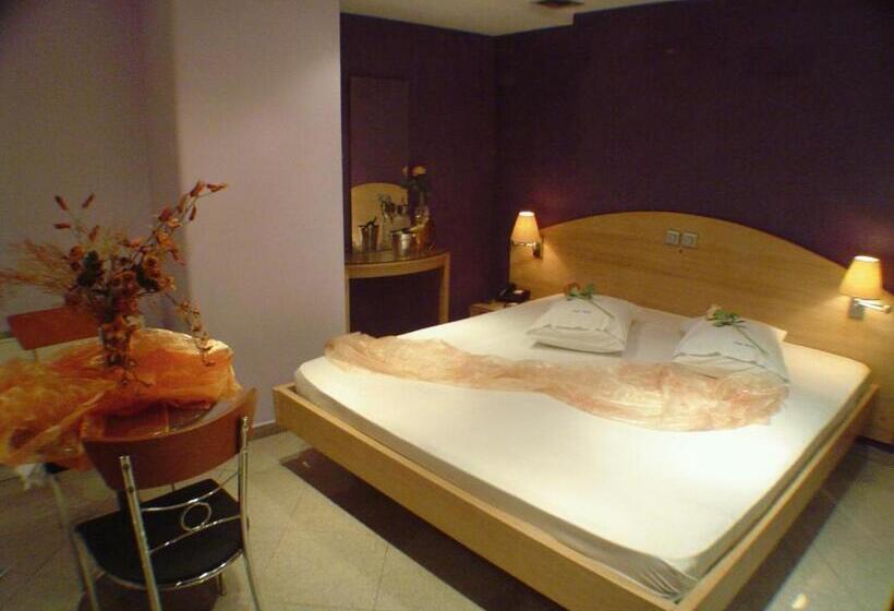 Люкс, Niki Piraeus