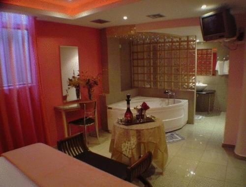 Люкс, Niki Piraeus