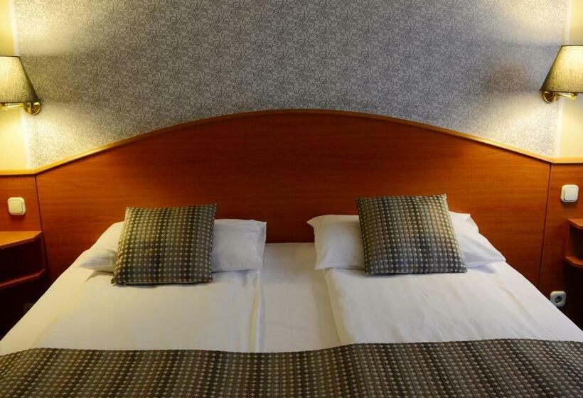 디럭스 룸, Orion Várkert